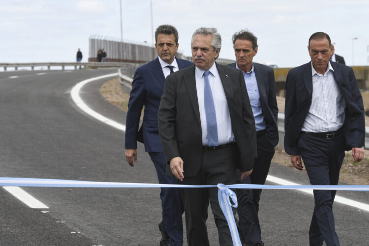 Fernández confirmó el bono para los sectores más pobres