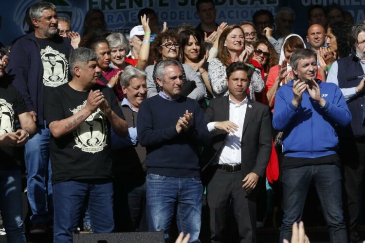 El escenario principal de la Plaza de Mayo lució colmado de dirigentes.