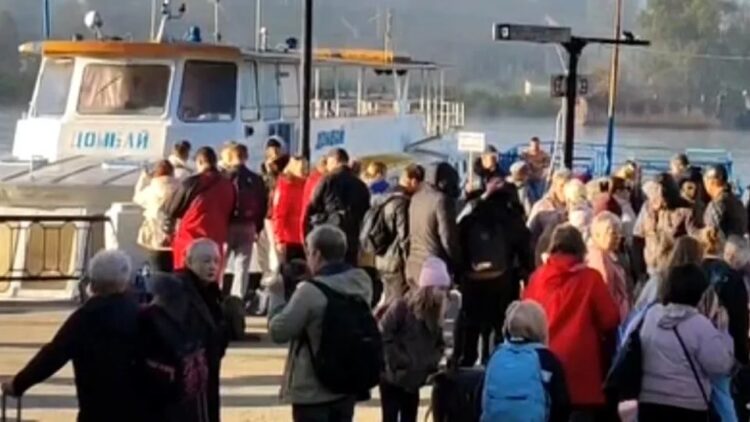 Ciudadanos se acercaron al puerto para cruzar la frontera con destino a Rusia.