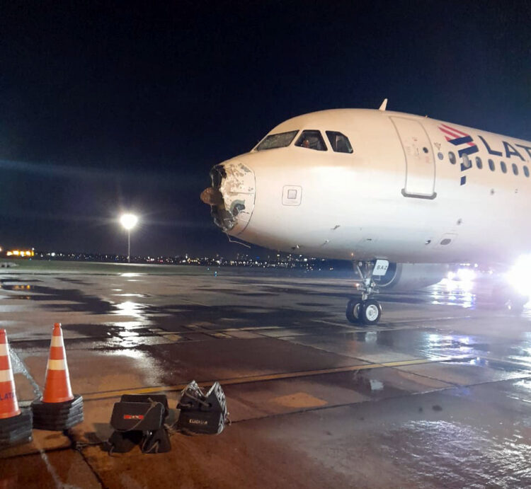 Pánico entre los pasajeros de un avión de Latam que atravesó una tormenta
