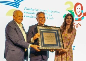 Llaryora visitó a la Fundación Arcor en el homenaje por sus 30 años