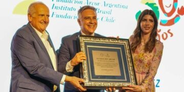 Llaryora visitó a la Fundación Arcor en el homenaje por sus 30 años