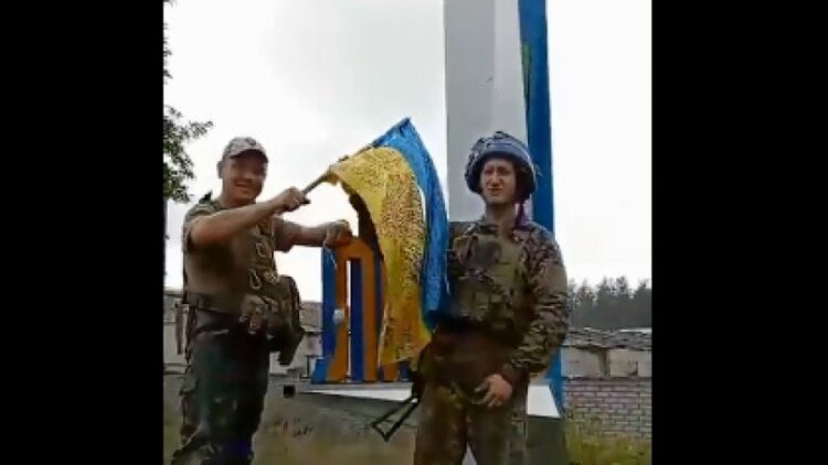 Soldados ucranianos recuperan la estratégica ciudad de Limán, tras el retiro de fuerzas rusas