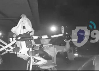 Intentaron robarse una rueda en un cochecito de bebé y fueron captados por las cámaras