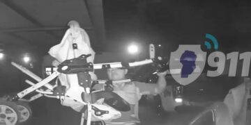 Intentaron robarse una rueda en un cochecito de bebé y fueron captados por las cámaras