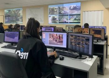 El dramático momento en el que la Policía salvó a un bebé que se estaba ahogando