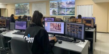 El dramático momento en el que la Policía salvó a un bebé que se estaba ahogando