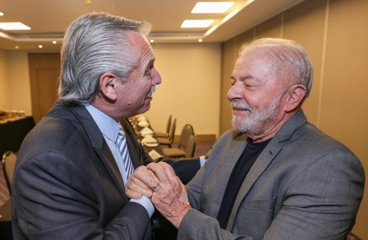 Fernández se trasladó a San Pablo para saludar a Lula por su triunfo electoral