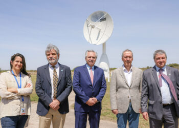 Fernández resaltó el «orgullo de ser uno de los 10 países» con capacidad de poner satélites en órbita