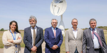 Fernández resaltó el «orgullo de ser uno de los 10 países» con capacidad de poner satélites en órbita