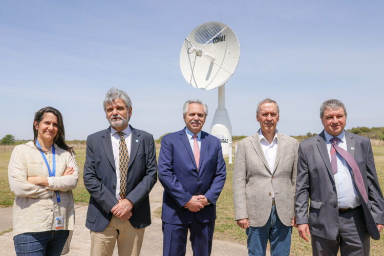 Fernández resaltó el "orgullo de ser uno de los 10 países" con capacidad de poner satélites en órbita