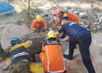 Rescatan a un adolescente que cayó dentro de un pozo de tres metros