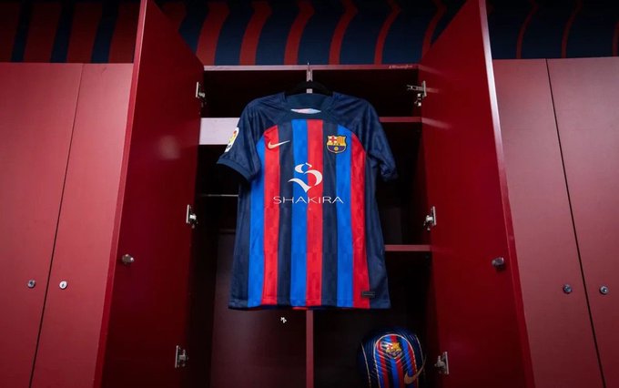 Piqué deberá lucir el logo de Shakira en la camiseta del Barcelona