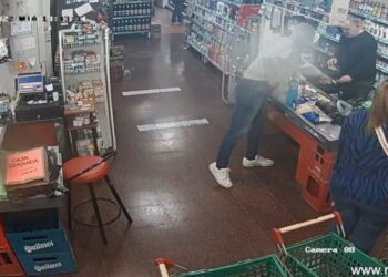Asaltan un súper del Centro a plena luz del día y quedó registrado por las cámaras