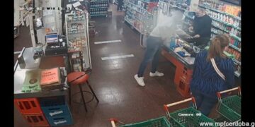 Asaltan un súper del Centro a plena luz del día y quedó registrado por las cámaras