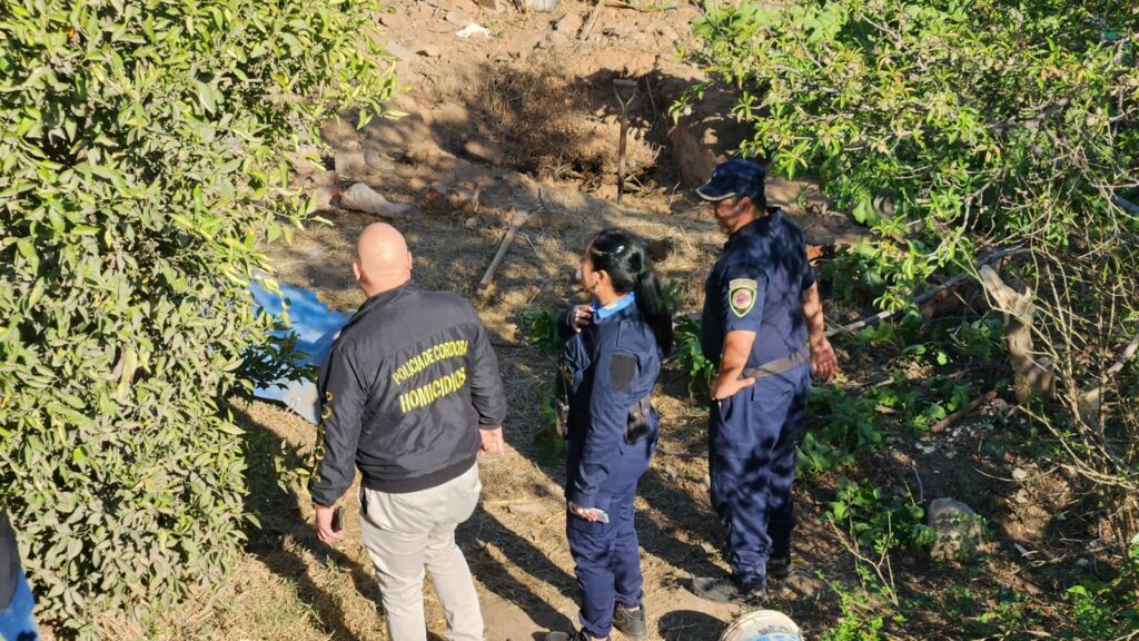 Dos hermanos serían los autores del asesinato de sus familiares e investigan si fueron enterradas