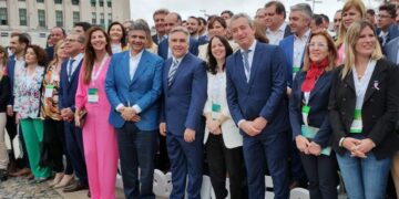 Llaryora participó de una firma conjunta de intendentes contra el cambio climático