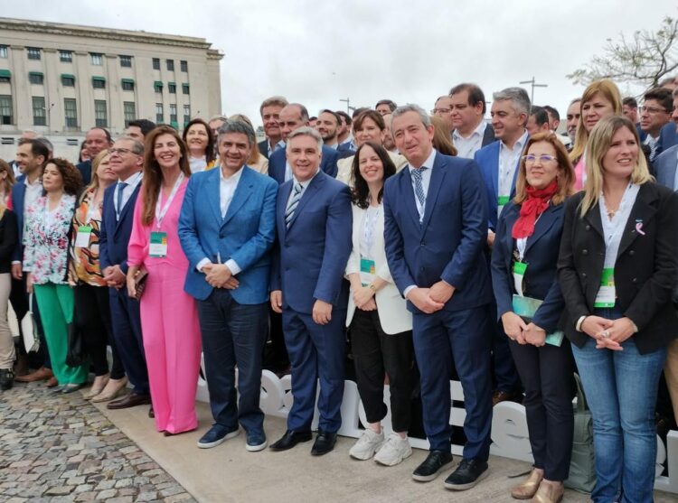 Llaryora participó de una firma conjunta de intendentes contra el cambio climático