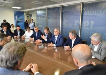 Llaryora se reunió con diputados y pidió que «amplíen el presupuesto» para el transporte