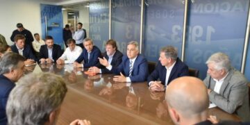 Llaryora se reunió con diputados y pidió que «amplíen el presupuesto» para el transporte