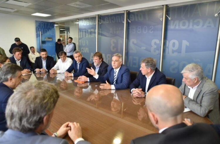Llaryora se reunió con diputados y pidió que "amplíen el presupuesto" para el transporte