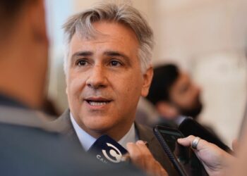 «No puede haber presupuesto si no está la plata para destrabar el paro de transporte» señaló Llaryora