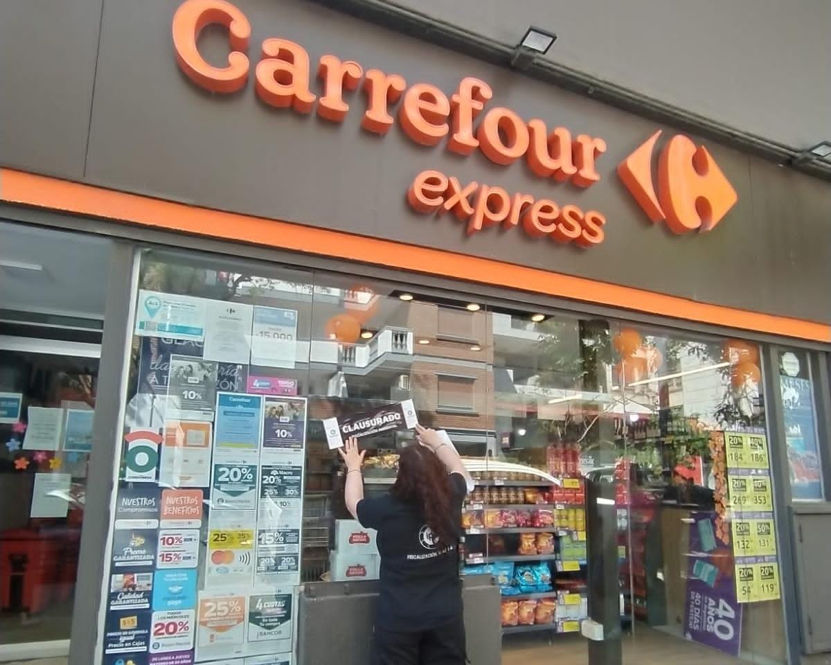 Cierran siete sucursales de Carrefour Express por no inscribirse en el registro de residuos