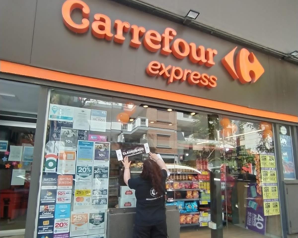 Cierran siete sucursales de Carrefour Express por no inscribirse en el registro de residuos