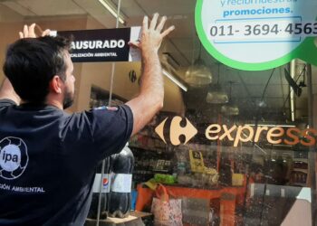 Cierran siete sucursales de Carrefour Express por no inscribirse en el registro de residuos