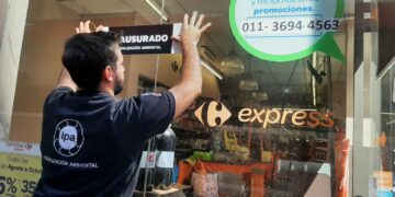 Cierran siete sucursales de Carrefour Express por no inscribirse en el registro de residuos