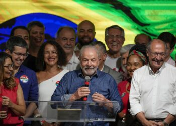 Tras una ajustada segunda vuelta, Lula vuelve al gobierno en Brasil