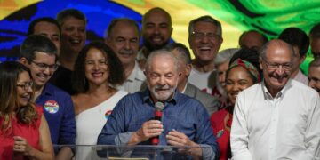Tras una ajustada segunda vuelta, Lula vuelve al gobierno en Brasil