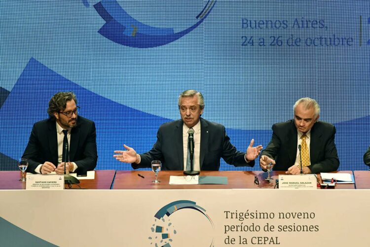 Cafiero, Fernández y Salazar en la apertura del encuentro regional.