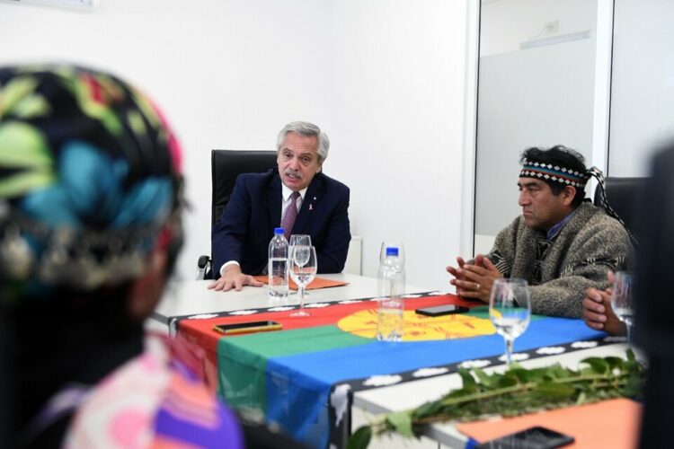El presidente Fernández se reunió ayer con representantes mapuches.