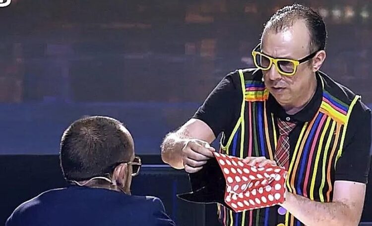 Un mago murió durante su show, pero no lo ayudaron porque pensaron que era parte del truco