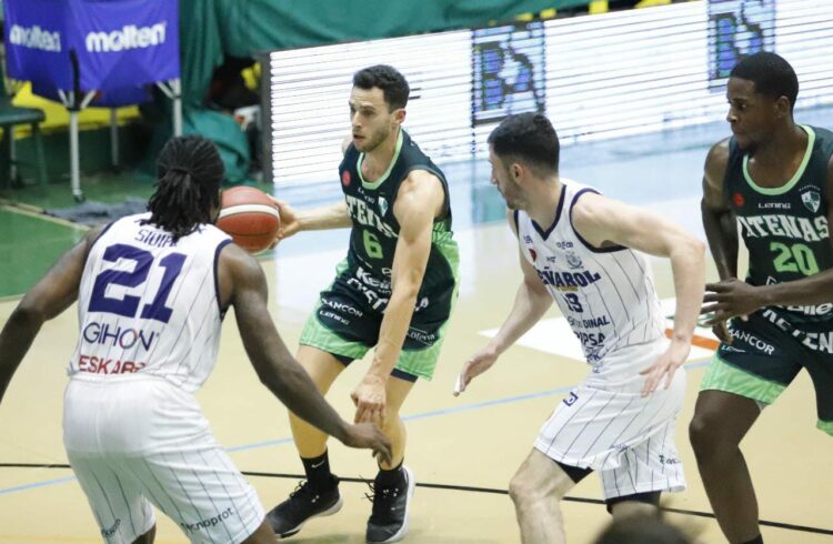 Atenas cayó ante Peñarol y no levanta cabeza