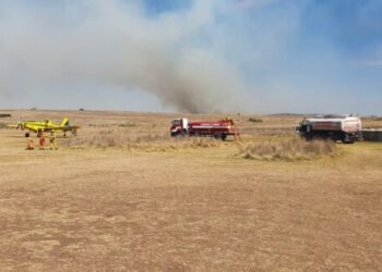 Más de 200 efectivos y cuatro aviones hidrantes combaten el fuego en Cuchi Corral