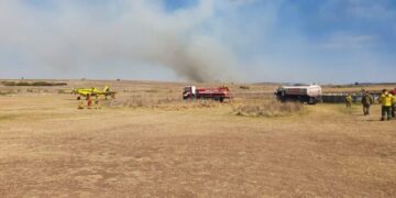 Más de 200 efectivos y cuatro aviones hidrantes combaten el fuego en Cuchi Corral