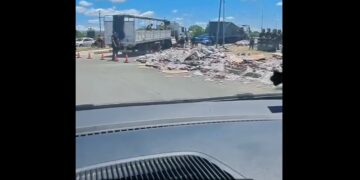 Un camión con botellas de Coca Cola volcó en la misma rotonda que una camioneta que perdió su carga de fernet