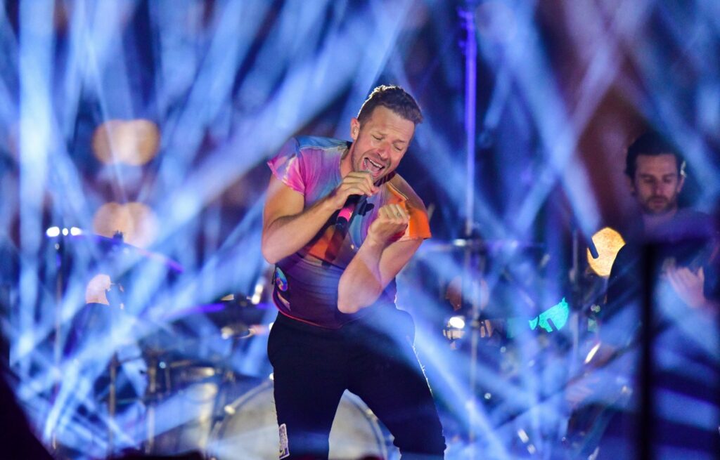 Coldplay reprograma sus shows por problemas de salud de Chris Martin