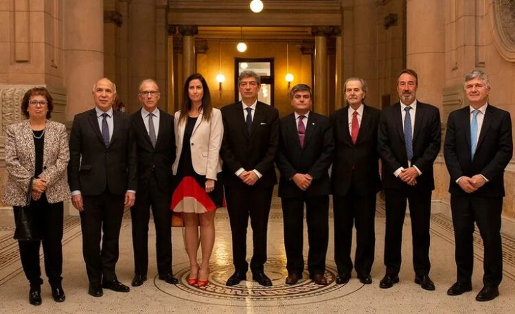 Miembros de la Corte Suprema y magistrados.