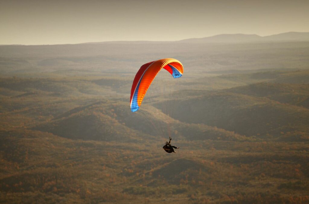Un hombre perdió la vida luego de caer con el parapente en La Cumbre