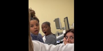 Una estudiante de medicina simuló enterarse de que estaba embarazada en una clase de la facultad