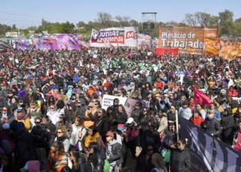 Más de 100 mil mujeres y disidencias en la marcha de cierre del 35 Encuentro Plurinacional