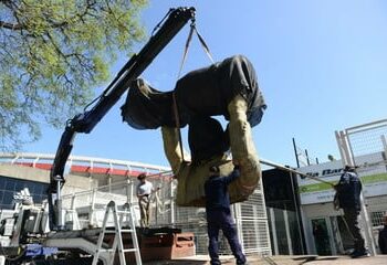 La estatua de Gallardo llegó al Monumental