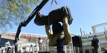 La estatua de Gallardo llegó al Monumental