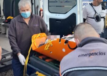 Se fracturó la cadera y el codo al intentar despegar con su parapente