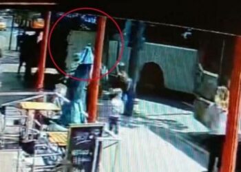 Un colectivo chocó contra un puesto de diarios y se dio a la fuga