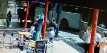 Un colectivo chocó contra un puesto de diarios y se dio a la fuga