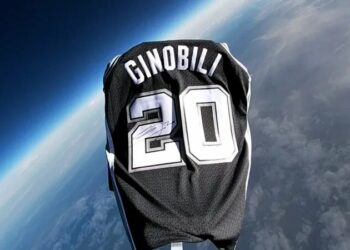 Llevaron la camiseta de Manu Ginóbili a la estratósfera